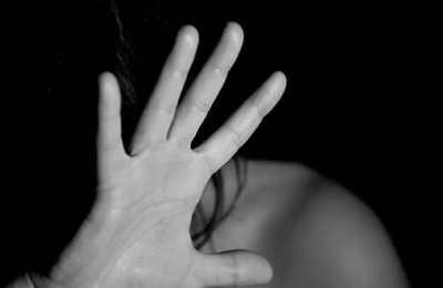Tras sufrir un asalto, joven madre de 17 años fue violada delante de su hijo