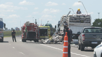 La carga de un camión se prendió fuego frente a una estación de servicio en ruta 16