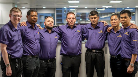 Drew con parte de las personas que contrata para su empresa.jpg