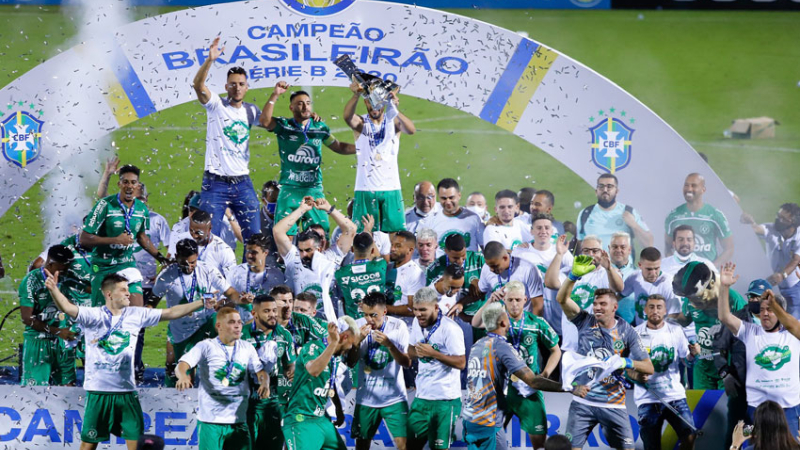 Chapecoense campeón de la Serie B y Alan Ruschell levantó el trofeo