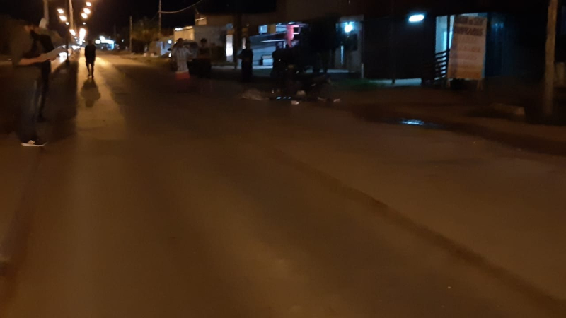 Iba de acompañante en una moto y murió tras impactar contra un montículo de tierra