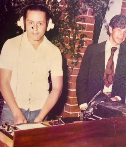 Yapiré con su primer equipo desmontable; al lado se lo ve a Antonio Larrambebere, animando la fiesta de Noly Dansey en la quinta de Cañete, ahora el Colegio Saint Patrik.jpeg