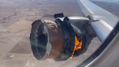 En pleno vuelo: fragmentos de un avión cayó sobre casas en la ciudad de Denver