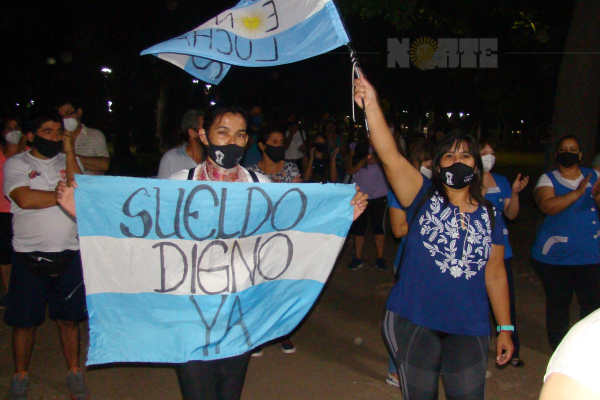 Gran movilización de docentes pidiendo por sueldos dignos 