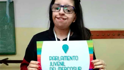 Nació sin orejas y pasó por 36 cirugías: hoy ayuda a adolescentes con enfermedades poco frecuentes