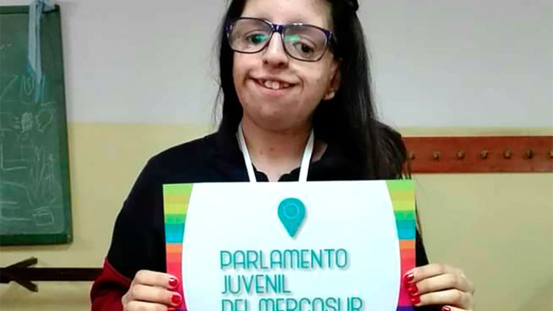 Nació sin orejas y pasó por 36 cirugías: hoy ayuda a adolescentes con enfermedades poco frecuentes