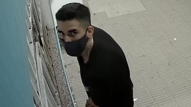 Policía fue escrachado por cámaras de seguridad cuando robaba en Fontana