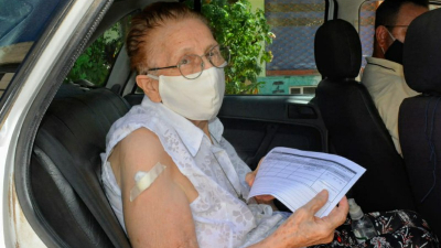 Vacunación a mayores de 80: hay que acudir con turno previo
