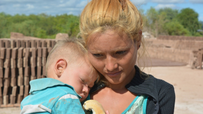 Miguelina, una mujer que moldea el barro para construir su futuro