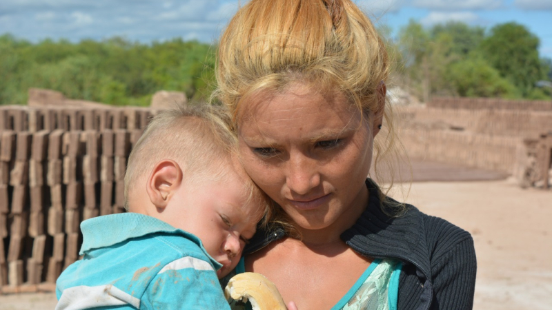 Miguelina, una mujer que moldea el barro para construir su futuro