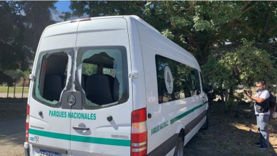 Incidentes en Chubut: atacaron la combi en la que viajaba Alberto Fernández