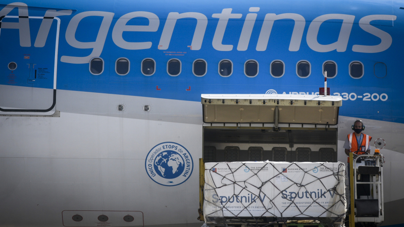 Llegó el décimo vuelo con 300 mil dosis de la vacuna Sputnik V