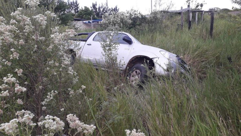 Sustrajeron su camioneta y la abandonaron en un zanjón de un camino rural