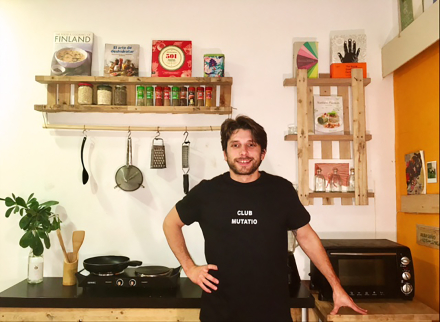Albert en su cocina.jpg