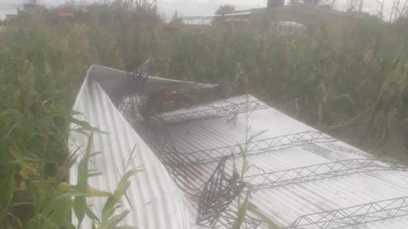 Fuerte tormenta eléctrica y viento sobre la ciudad termal
