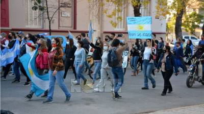 Marcha en contra de las nuevas medidas en la Plaza 25 de Mayo