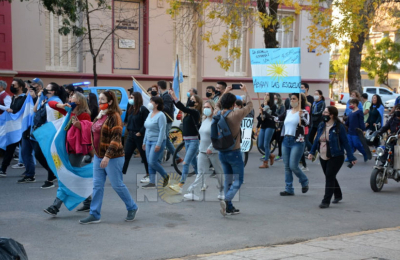 Marcha en contra de las nuevas medidas en la Plaza 25 de Mayo