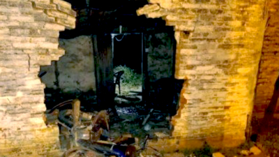 Un joven motociclista falleció al chocar la pared de una casa