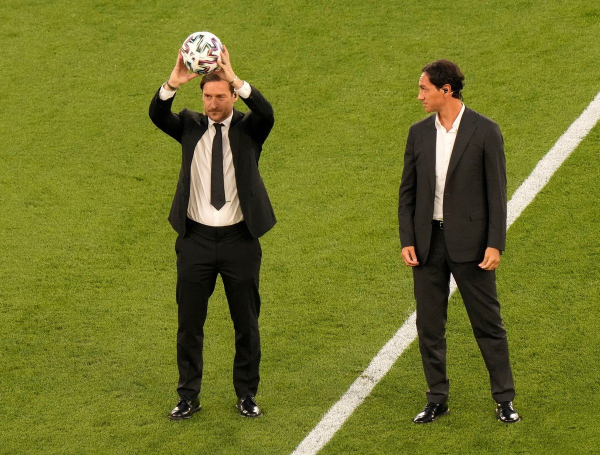 Francesco Totti y Alessandro Nesta participaron de la fiesta de inauguración de la Euro (Reuters).