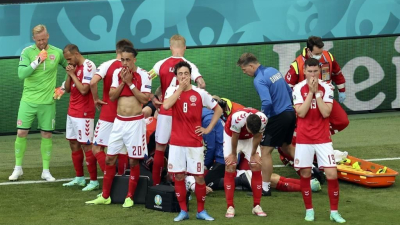Un jugador de Dinamarca se descompensó en pleno juego contra Finlandia