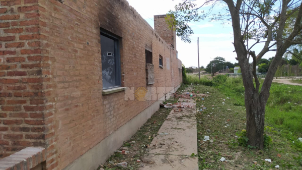 Así quedó el espacio de uno de los laterales del edificio destruido en represalia por la muerte de Josué Lagos (Por Marcelo López, enviado especial).