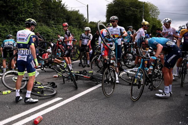 Una escena impactante: varios ciclistas caídos tras el accidente (Foto: EFE)
