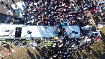 Dramático saqueo de alimentos de camión volcado en la Panamericana