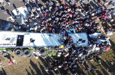 Dramático saqueo de alimentos de camión volcado en la Panamericana
