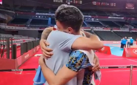 ABRAZO-PADRE-E-HIJO-CONTE-0.jpg