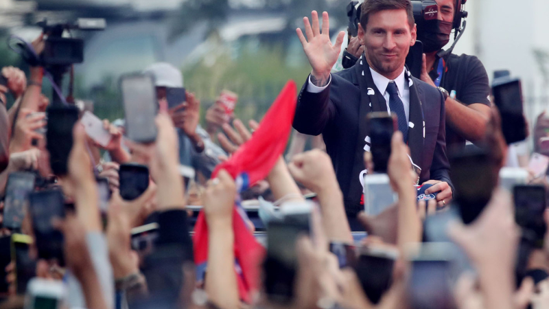 Así fue el recibimiento de los hinchas del PSG a Messi tras su presentación oficial