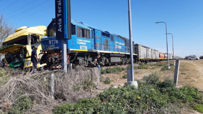 Violento choque entre un tren de cargas y un camión en Avia Terai