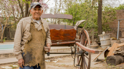 Santiago Contreras le da vida a la madera desde hace más de 40 años