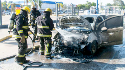 Un vehículo se incendió en avenidas Ávalos y Lavalle