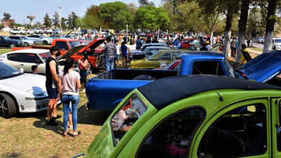 Autos clásicos en la Octava Vuelta del Chaco en Quitilipi