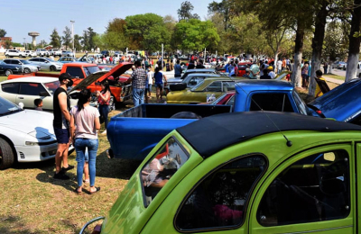 Autos clásicos en la Octava Vuelta del Chaco en Quitilipi