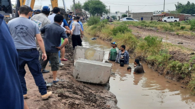 Bomberos rescataron a niños atrapados en un desagüe