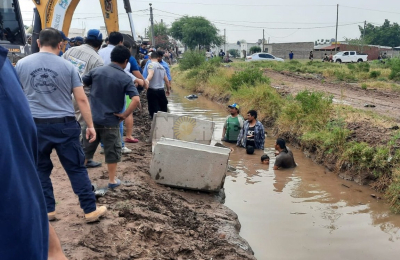 Bomberos rescataron a niños atrapados en un desagüe