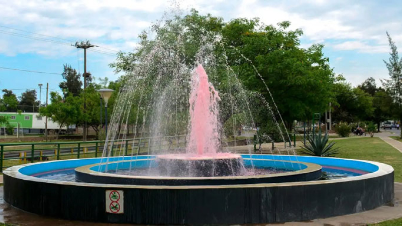 Las fuentes de agua de la ciudad se tiñen de color rosa