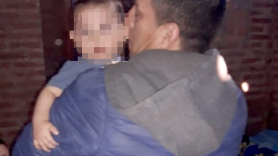 Gracias a un vecino, la policía pudo rescatar a dos bebés abandonados en un departamento