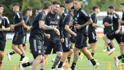 Scaloni busca darle forma al equipo para visitar a Uruguay