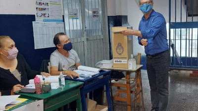 Carlos Martínez votó y pidió por la boleta única de papel: "Es un sistema fácil, accesible y seguro"