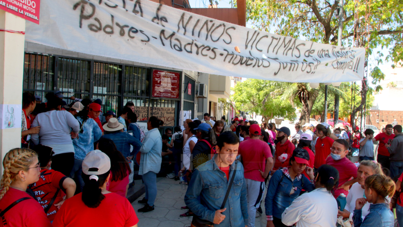 Padres que no pueden ver a sus hijos manifestaron frente el Juzgado de Familia