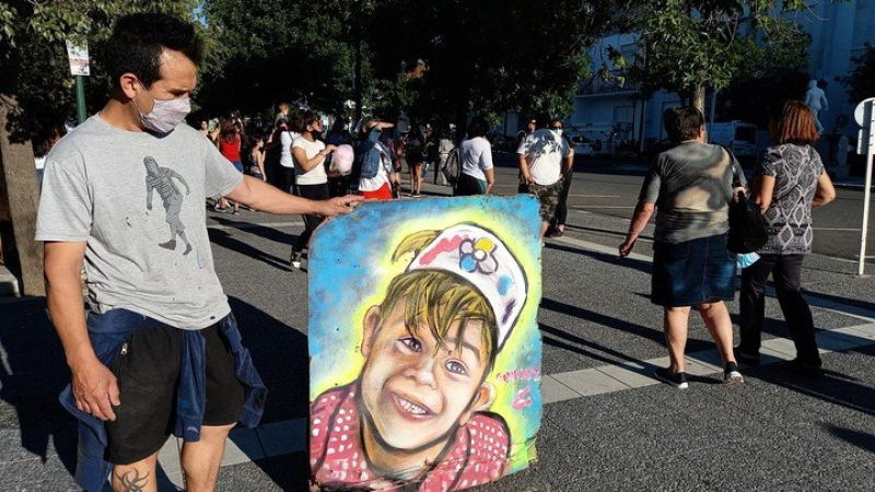 Dolor en el mundo: marcha, velas y globos por Lucio en Resistencia