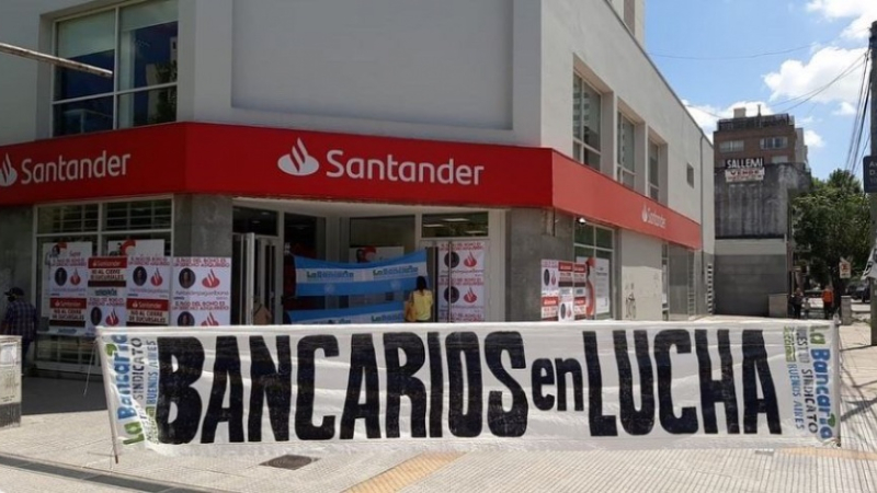 Bancarios anunció paro total de actividades para mañana en el Banco Santander