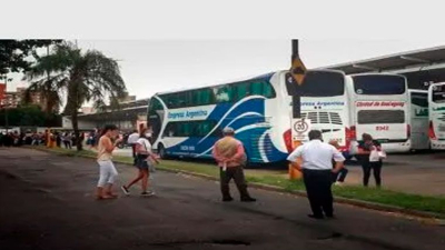 Tres choferes que debían trasladar a estudiantes en un viaje de egresados, dieron positivo por narcolemia
