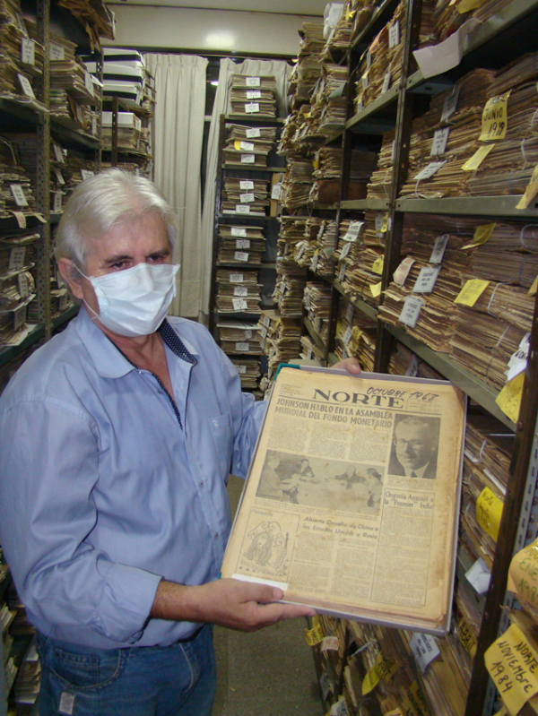 Cesar Alfredo Obez, director del Archivo Histórico de la Provincia del Chaco "Monseñor José Alumni" con un antiguo ejemplar de NORTE que se conserva en esa institución. 23-09-21. Fabián Maldonado/NORTE