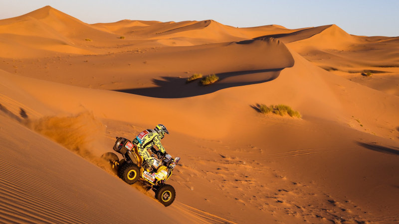 El Dakar inicia una nueva edición en el "festín" de dunas árabes