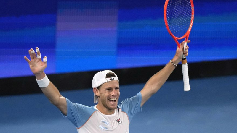 Schwartzman venció a Tsitsipas y mantiene a la Argentina en carrera en la ATP Cup