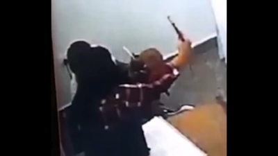 Captan a una jueza a los besos con un preso condenado por matar a su hijo de 9 meses y a un policía