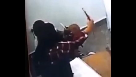 Captan a una jueza a los besos con un preso condenado por matar a su hijo de 9 meses y a un policía